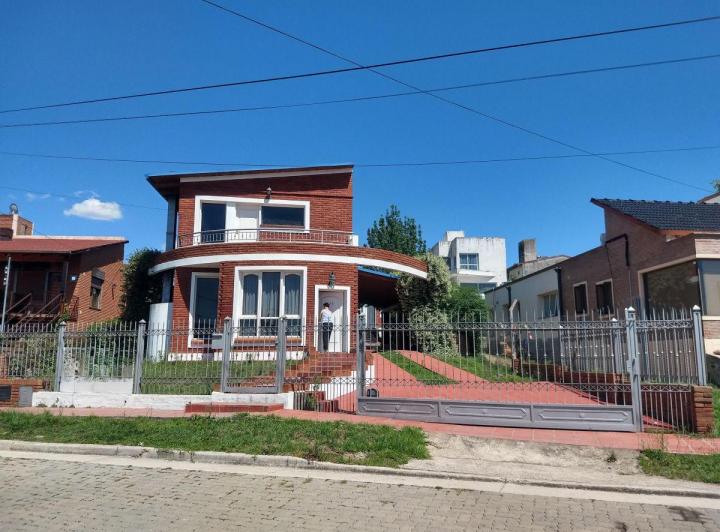 Casa · 260m² · 6 Ambientes · 3 Cocheras