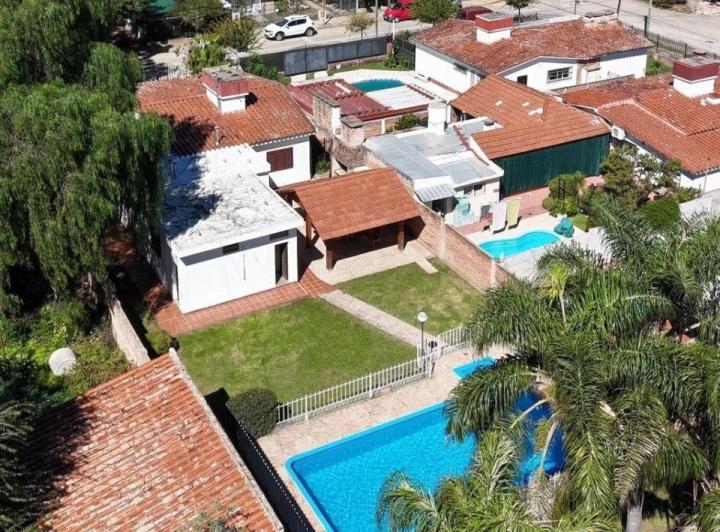Casa · 219m² · 7 Ambientes · 2 Cocheras