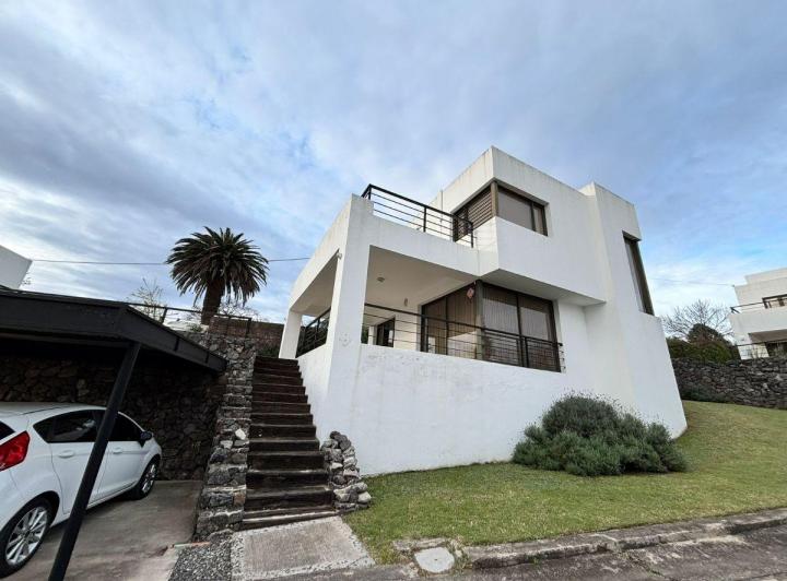 Casa · 200m² · 7 Ambientes · 2 Cocheras
