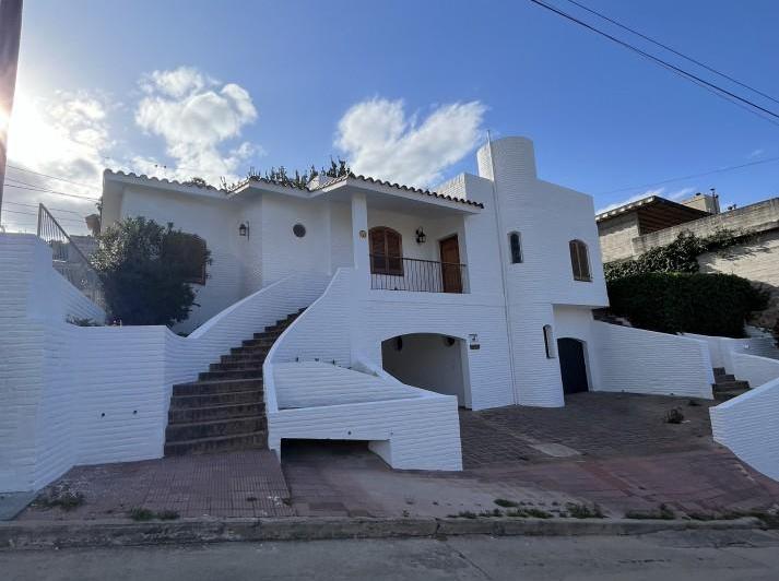 Casa · 200m² · 6 Ambientes · 2 Cocheras