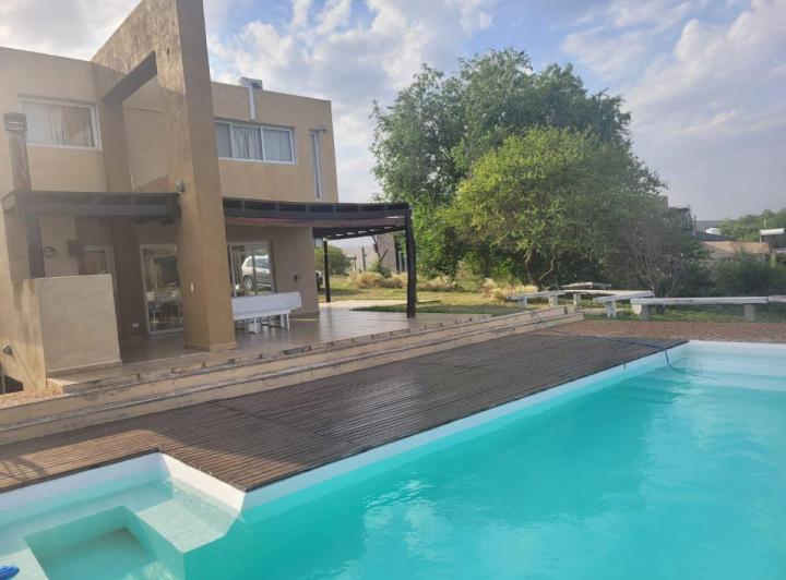 Casa · 200m² · 7 Ambientes · 2 Cocheras