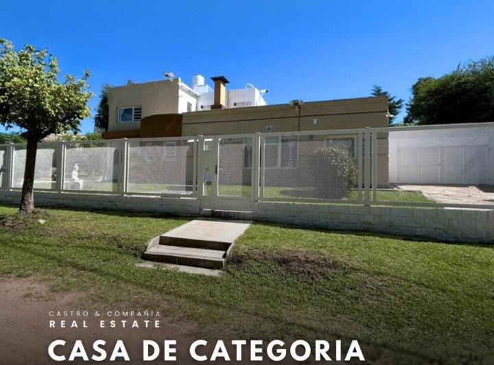 Casa · 422m² · 8 Ambientes · 1 Cochera
