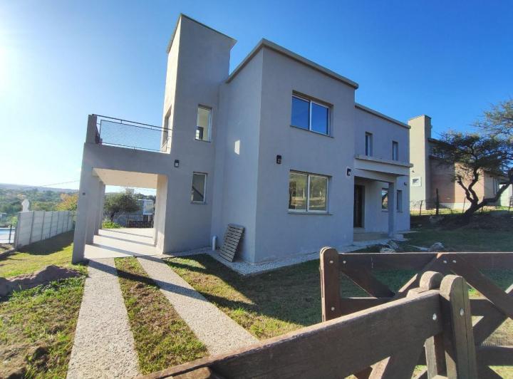 Casa · 340m² · 6 Ambientes · 2 Cocheras