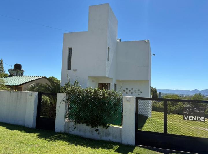 Casa · 104m² · 2 Dormitorios · 2 Cocheras