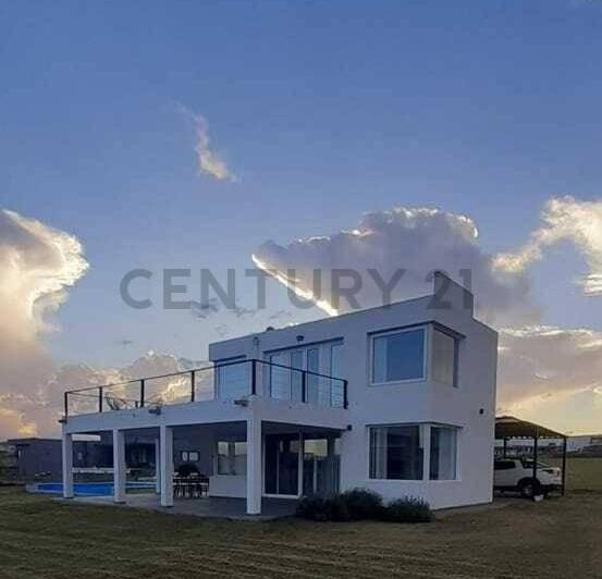 Casa · 250m² · 3 Dormitorios