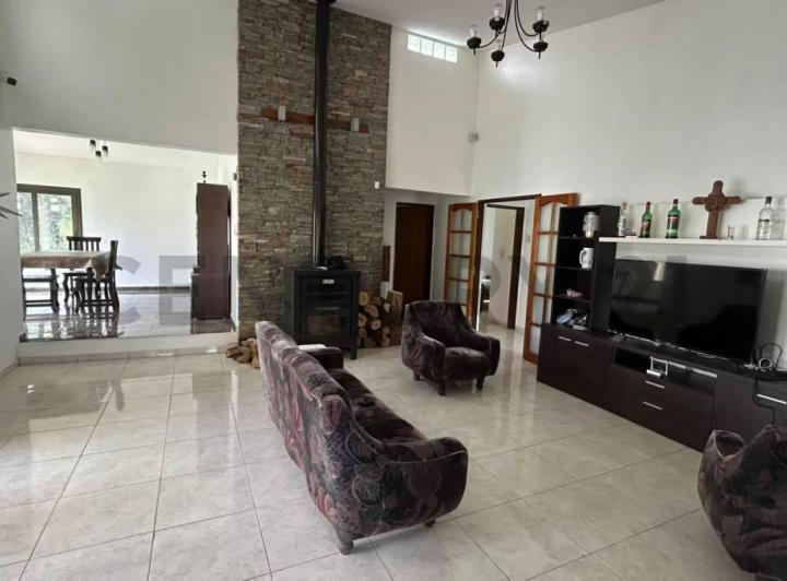 Casa · 180m² · 6 Ambientes · 2 Cocheras