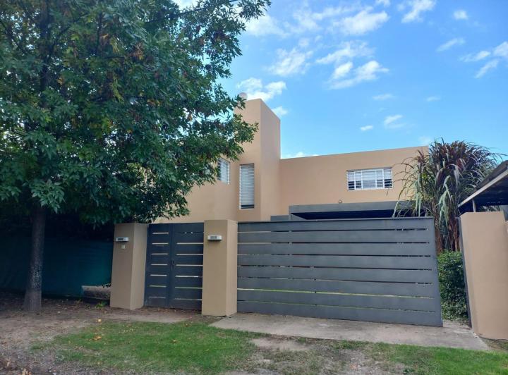 Casa · 219m² · 5 Ambientes · 2 Cocheras