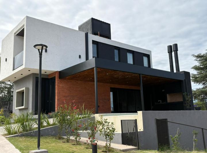 Casa · 157m² · 2 Dormitorios · 2 Cocheras