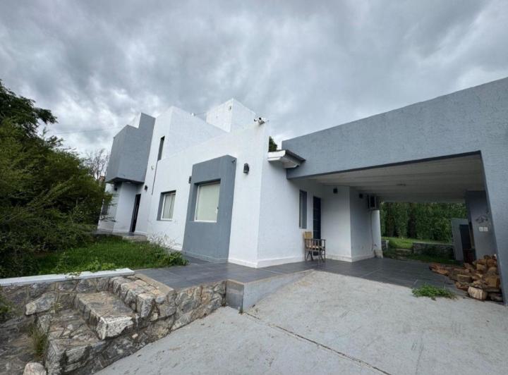 Casa · 460m² · 3 Ambientes · 2 Cocheras