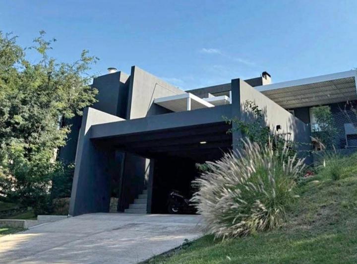 Casa · 228m² · 10 Ambientes · 2 Cocheras