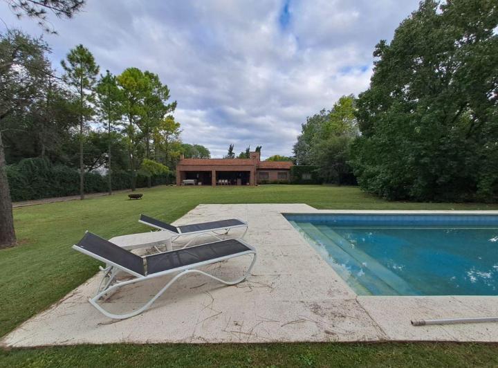 Casa · 330m² · 8 Ambientes · 3 Cocheras