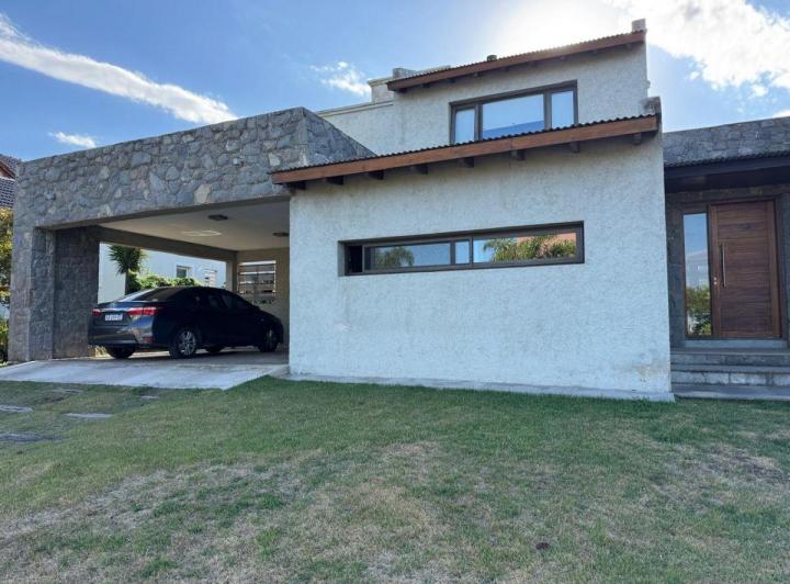 Casa · 420m² · 5 Ambientes · 2 Cocheras