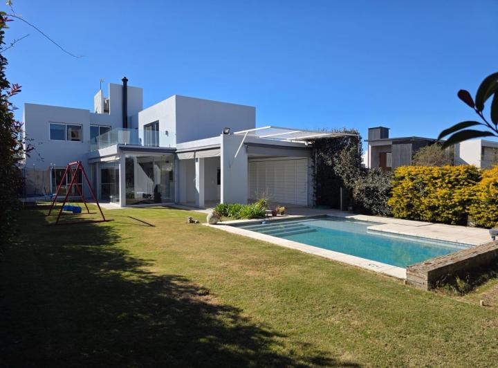 Casa · 410m² · 5 Ambientes · 2 Cocheras
