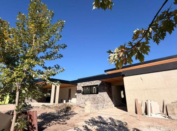 Casa · 400m² · 5 Ambientes · 3 Cocheras