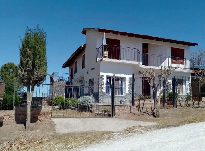 Casa · 400m² · 8 Ambientes · 1 Cochera