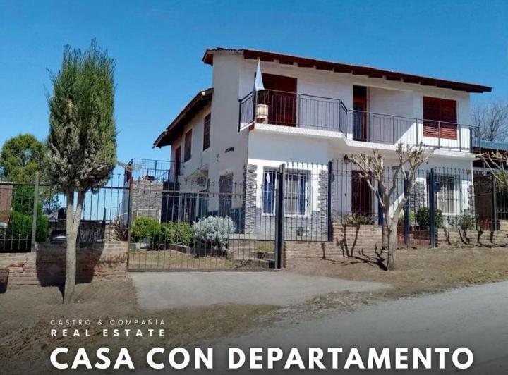 Casa · 400m² · 8 Ambientes · 1 Cochera