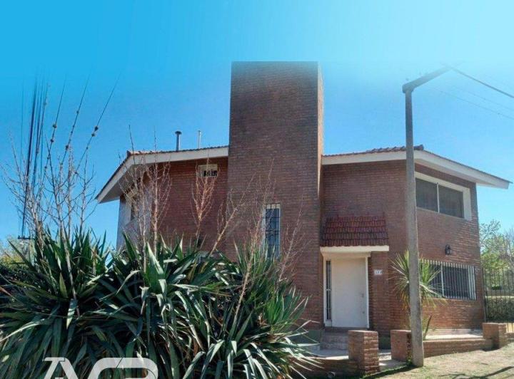 Casa · 125m² · 5 Ambientes · 2 Cocheras
