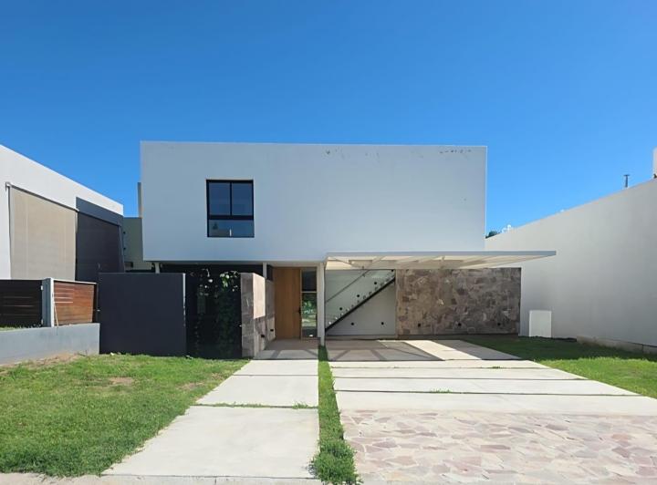 Casa · 218m² · 3 Dormitorios · 2 Cocheras