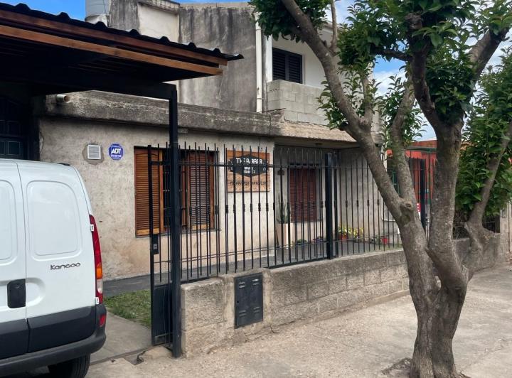 Casa · 164m² · 8 Ambientes · 3 Cocheras