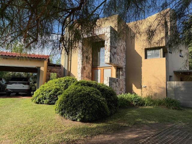 Casa · 400m² · 3 Dormitorios · 2 Cocheras