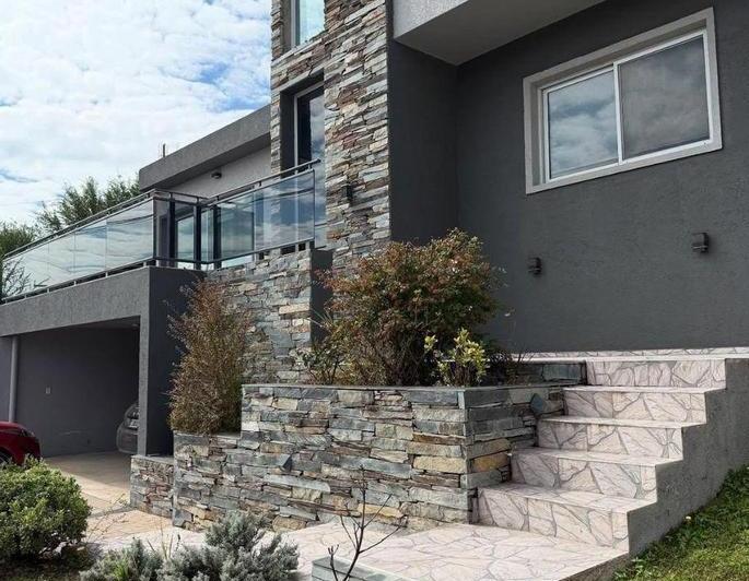 Casa · 370m² · 7 Ambientes · 2 Cocheras