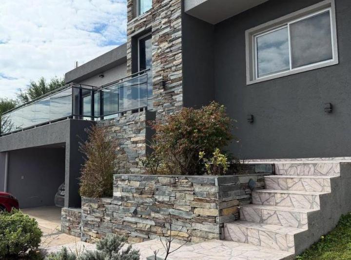 Casa · 370m² · 7 Ambientes · 2 Cocheras