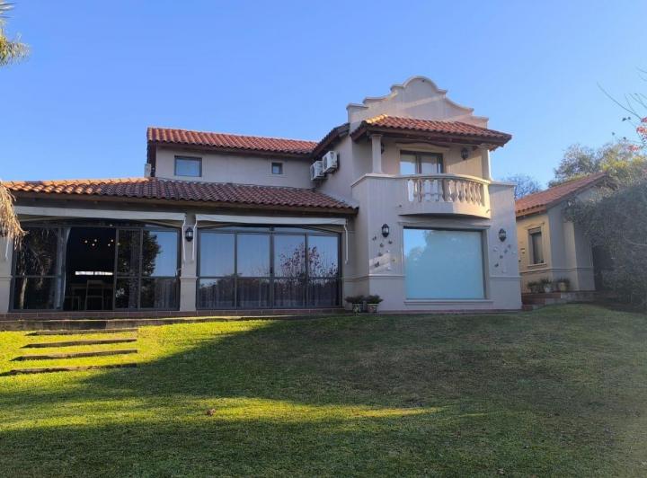Casa · 480m² · 6 Ambientes · 4 Cocheras
