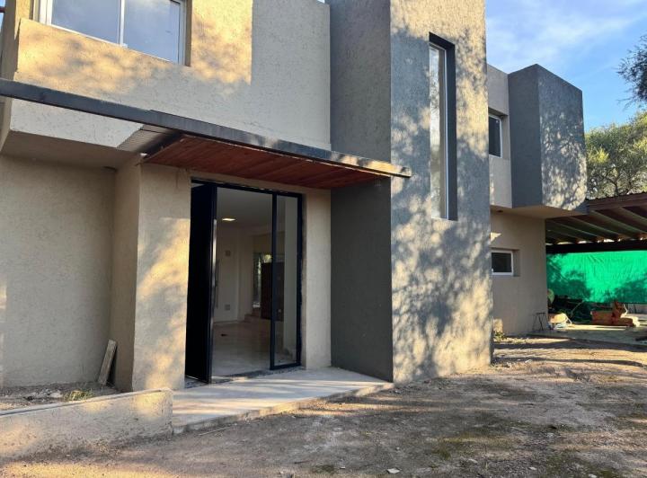 Casa · 360m² · 8 Ambientes · 3 Cocheras