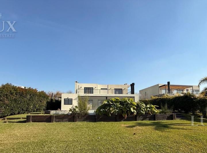 Casa · 970m² · 6 Ambientes · 2 Cocheras