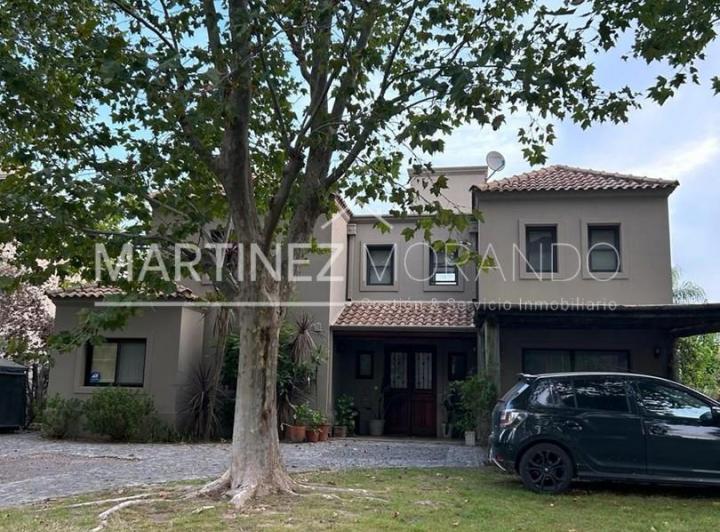 Casa · 260m² · 6 Ambientes · 2 Cocheras