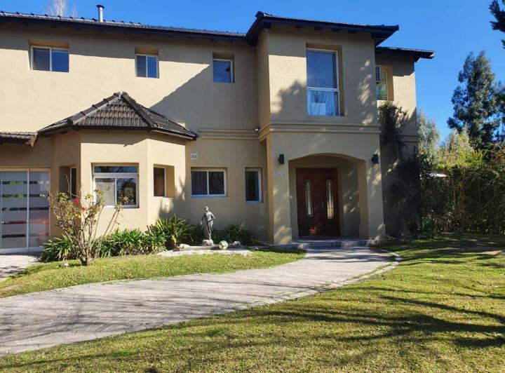 Casa · 240m² · 6 Ambientes · 1 Cochera
