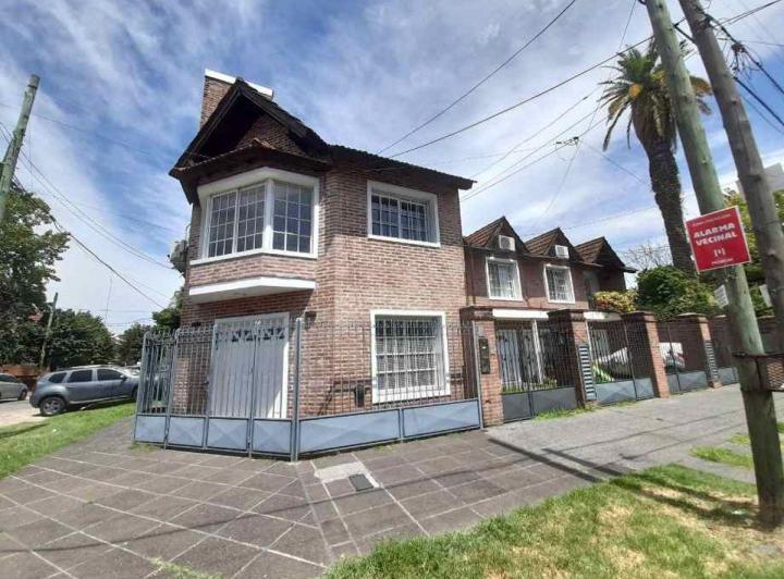 Casa · 90m² · 4 Ambientes · 1 Cochera