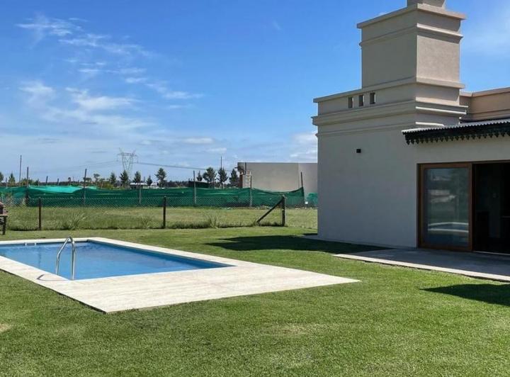 Casa · 145m² · 4 Ambientes · 2 Cocheras