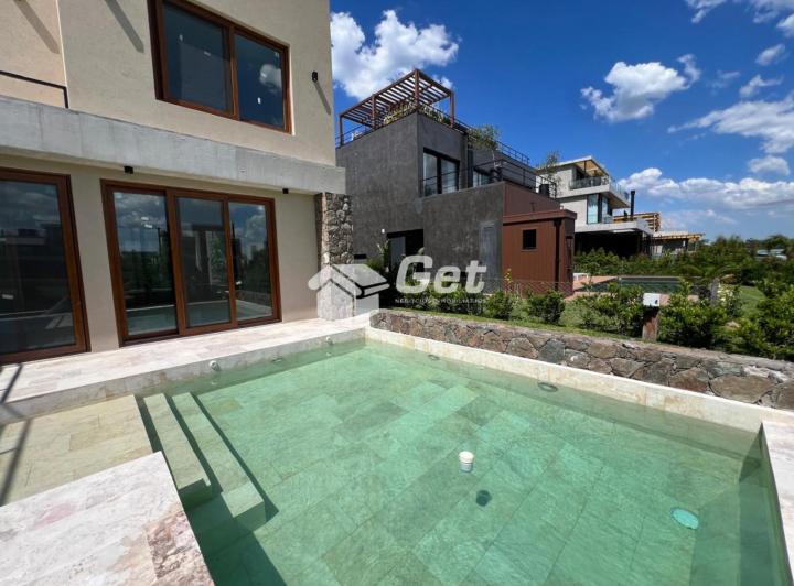 Casa · 429m² · 6 Ambientes · 4 Cocheras