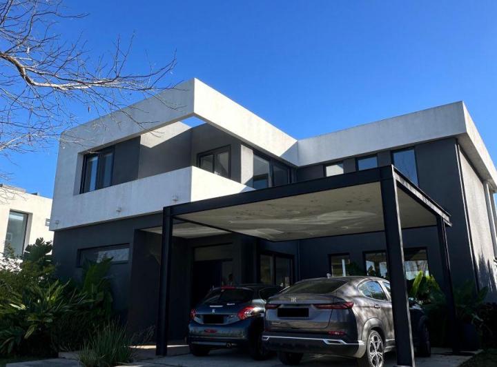 Casa · 280m² · 4 Ambientes · 1 Cochera