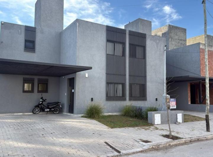 Casa · 130m² · 4 Ambientes · 2 Cocheras