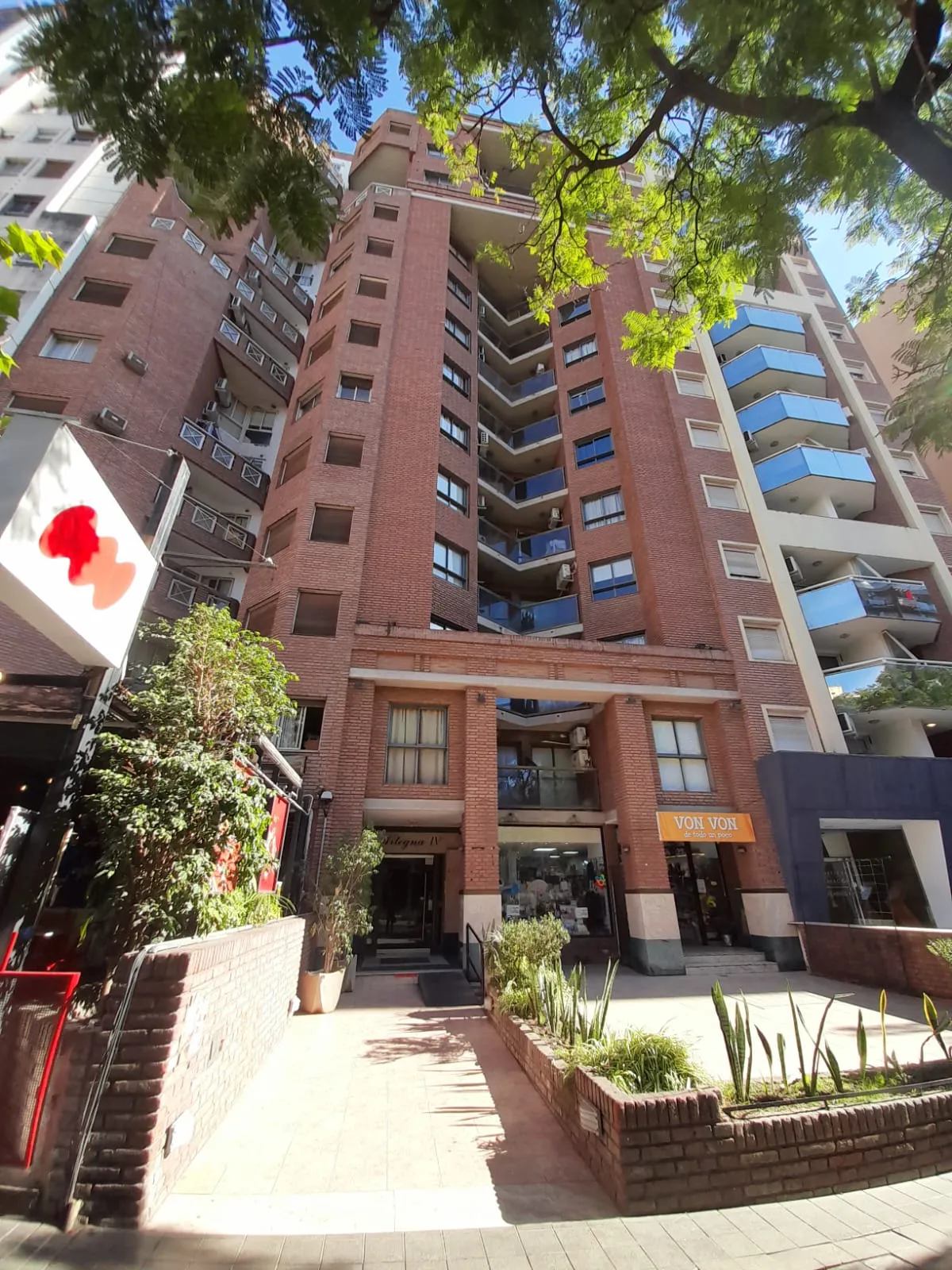 UN DORMITORIO CON BALCON SOBRE BV CHACABUCO, LA MEJOR ZONA DE NVA CBA!
