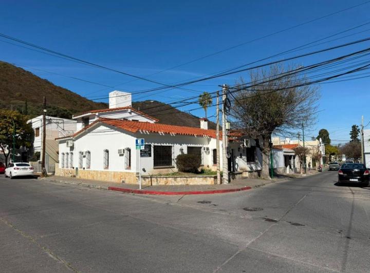 Casa · 265m² · 10 Ambientes · 1 Cochera
