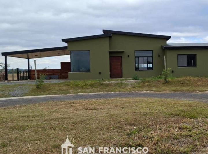 Casa · 720m² · 4 Ambientes · 2 Cocheras