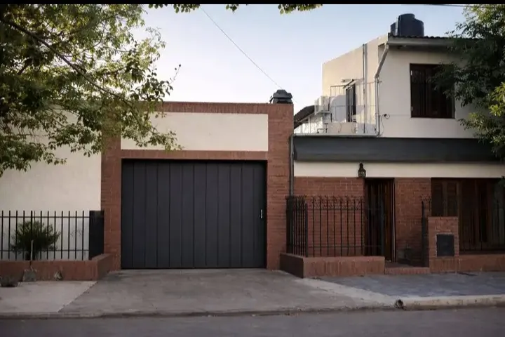 Venta casa + Dpto+ Galpon a tres cuadras Shopping Villa Cabrera