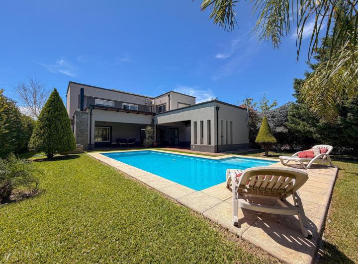 Casa · 181m² · 6 Ambientes