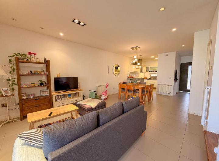 Casa · 200m² · 4 Ambientes · 2 Cocheras