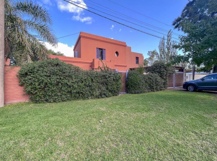 Casa · 250m² · 5 Ambientes · 2 Cocheras
