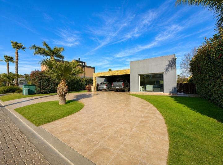 Casa · 800m² · 6 Ambientes · 2 Cocheras