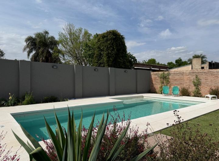 Casa · 212m² · 6 Ambientes · 2 Cocheras