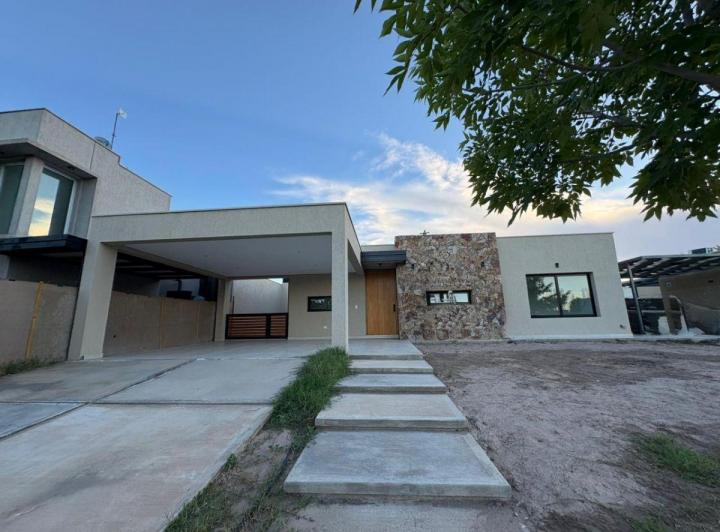 Casa · 150m² · 5 Ambientes · 2 Cocheras