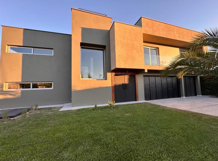 Casa · 1000m² · 5 Ambientes · 3 Cocheras