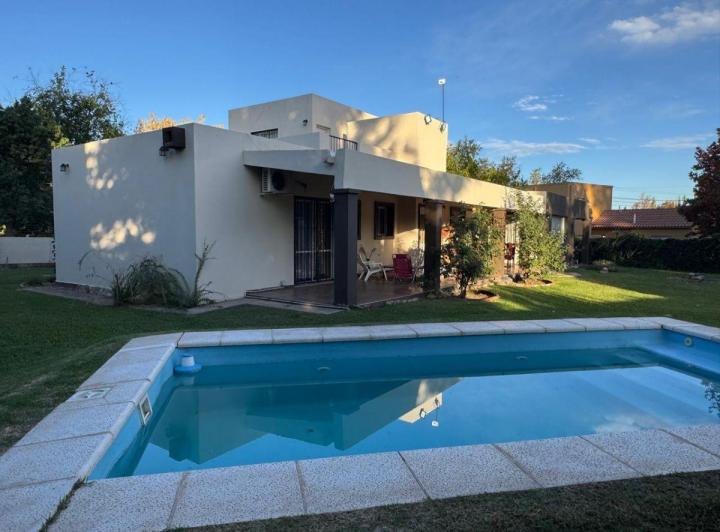 Casa · 369m² · 8 Ambientes · 2 Cocheras