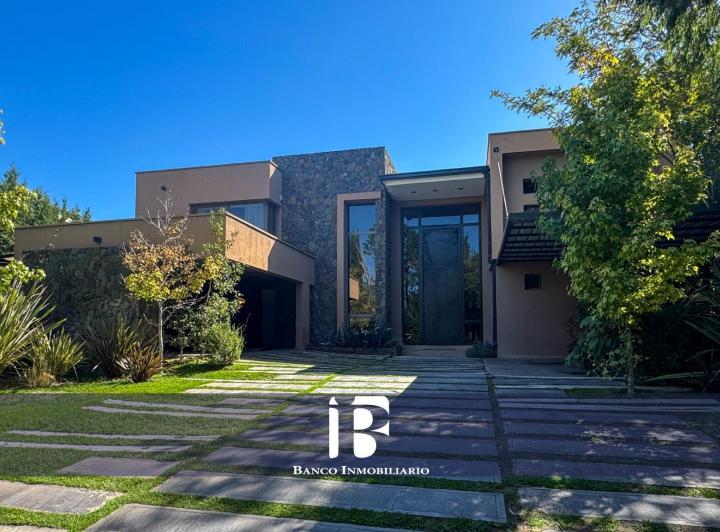 Casa · 570m² · 11 Ambientes · 4 Cocheras