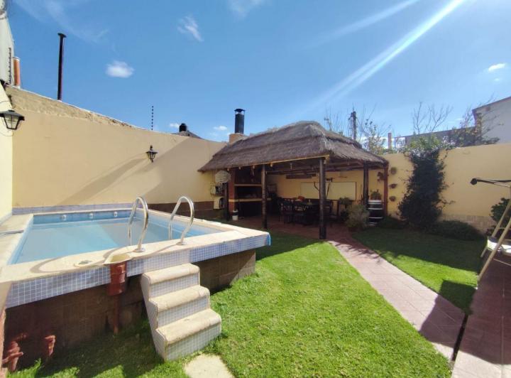 Casa · 130m² · 6 Ambientes · 3 Cocheras
